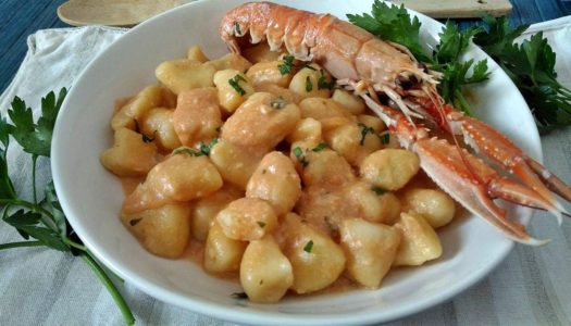La ricetta degli gnocchi con sugo di scampi
